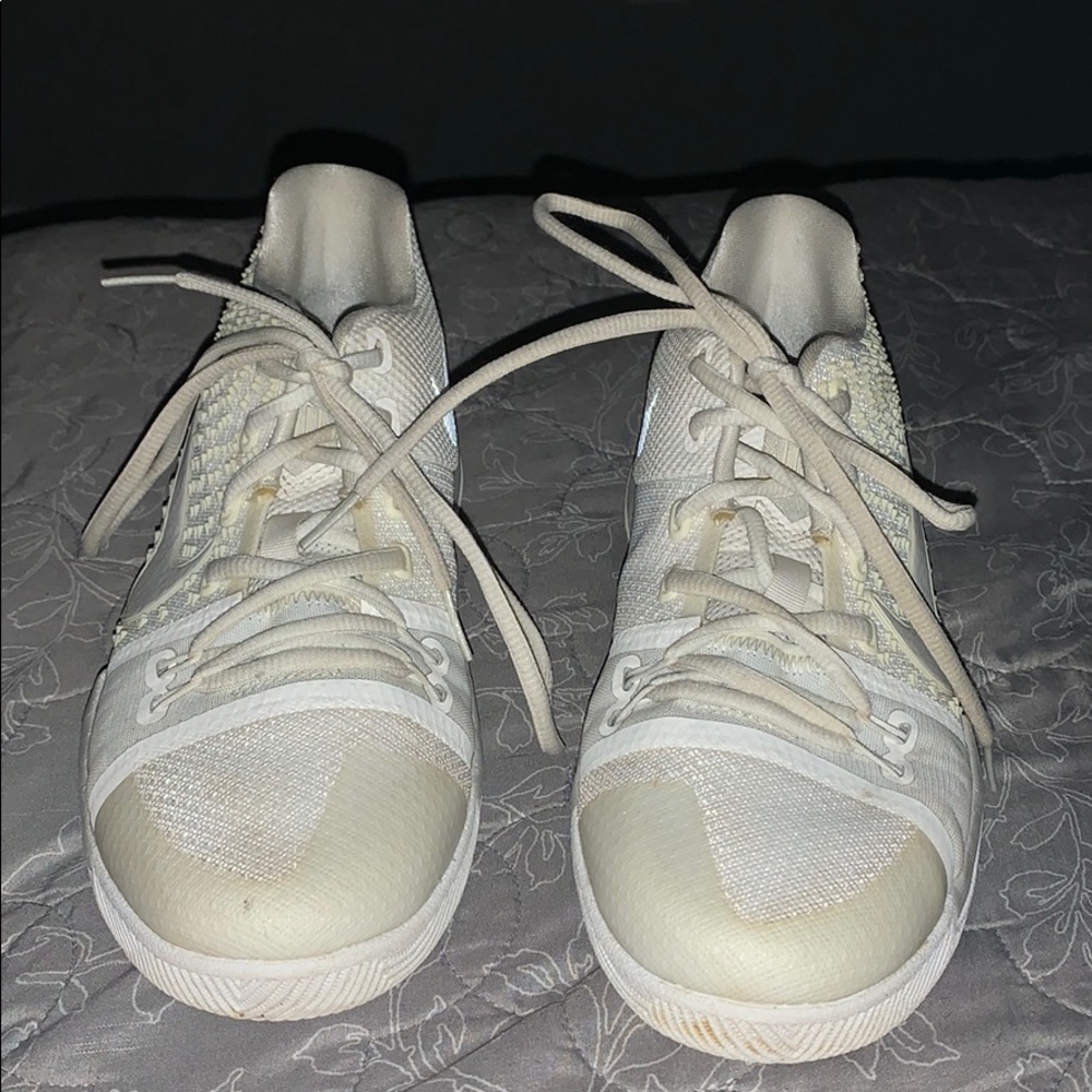 Basketball shoes